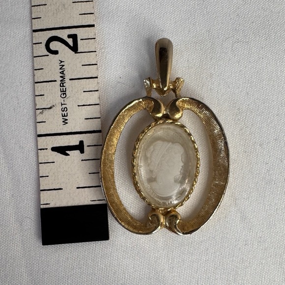 VINTAGE‎ CAMEO CARVED LUCITE PENDANT SIGNED HMS MADEIRA CREATIONS - Picture 3 of 3